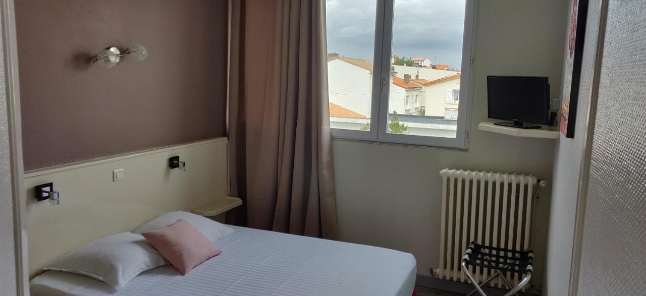 Logis Hotel Les Bleuets Royan Esterno foto
