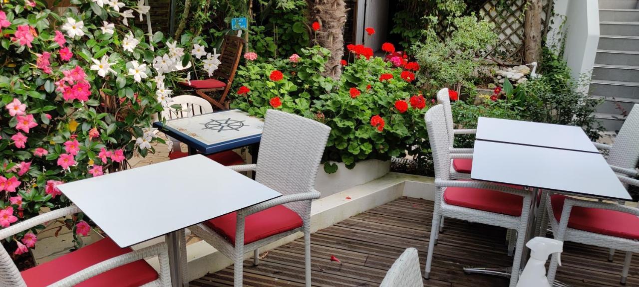 Logis Hotel Les Bleuets Royan Esterno foto