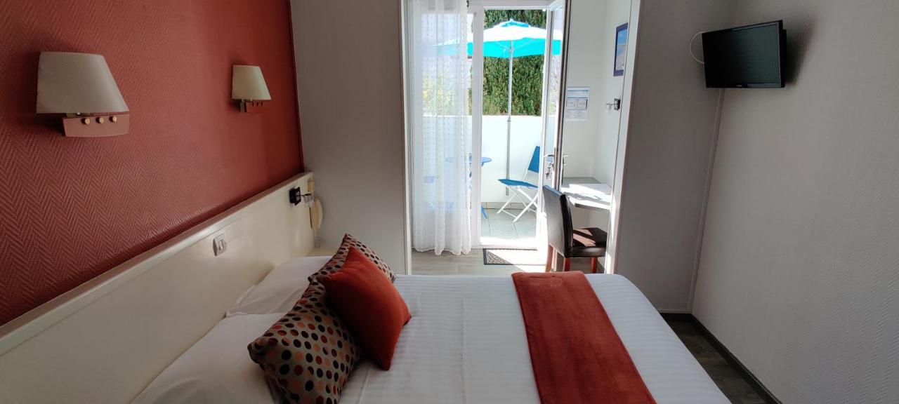 Logis Hotel Les Bleuets Royan Esterno foto