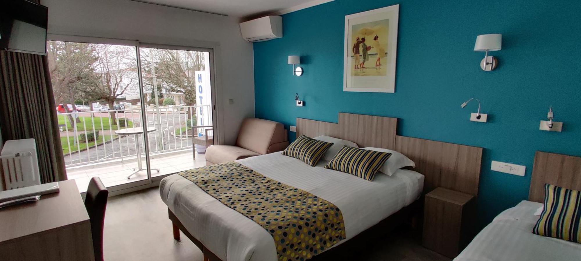 Logis Hotel Les Bleuets Royan Esterno foto