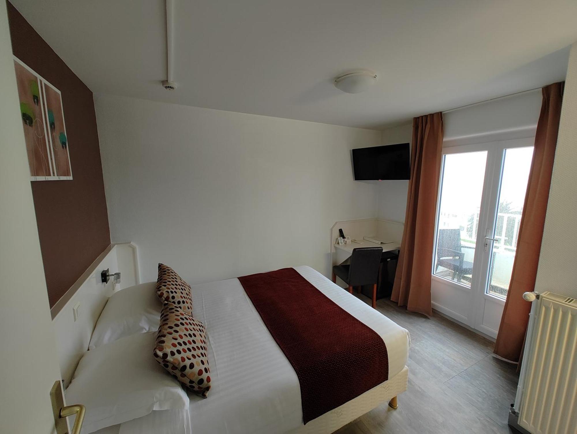 Logis Hotel Les Bleuets Royan Esterno foto