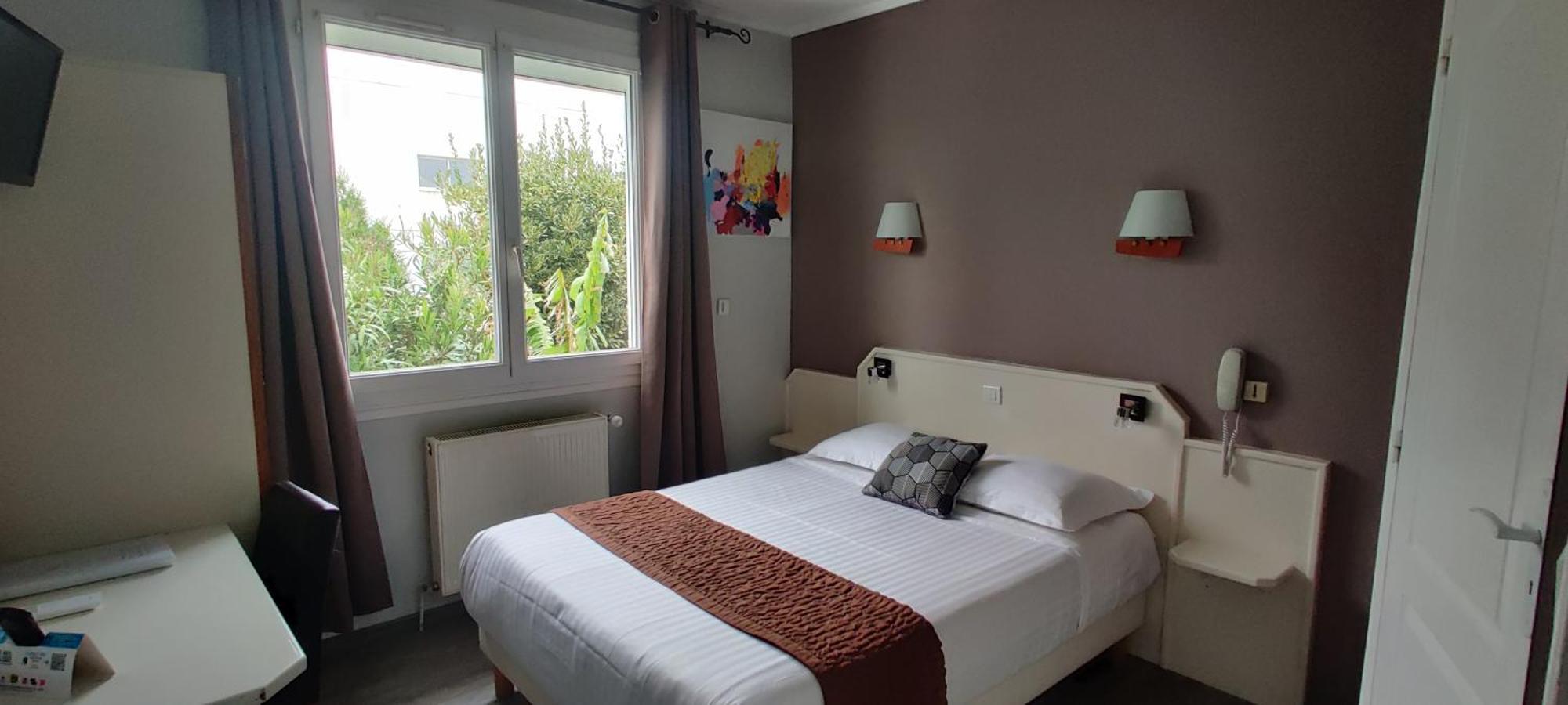 Logis Hotel Les Bleuets Royan Esterno foto
