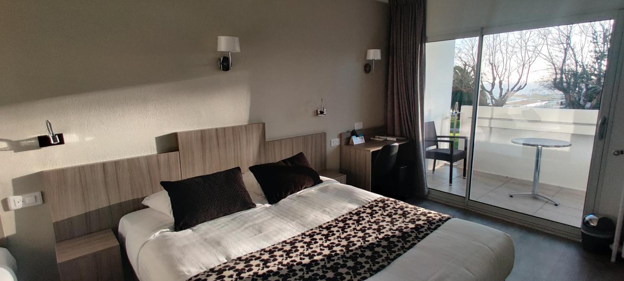 Logis Hotel Les Bleuets Royan Esterno foto