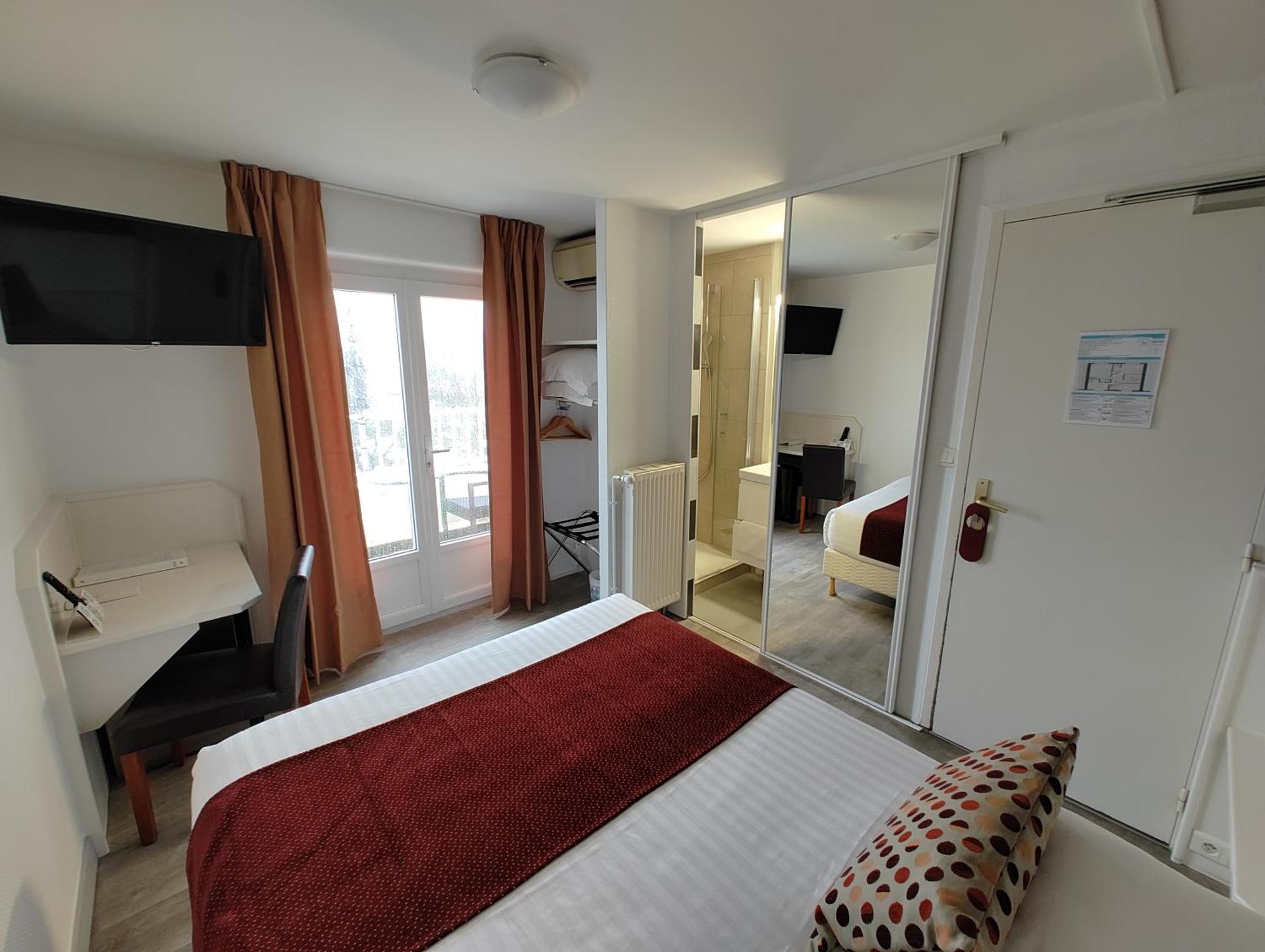 Logis Hotel Les Bleuets Royan Esterno foto