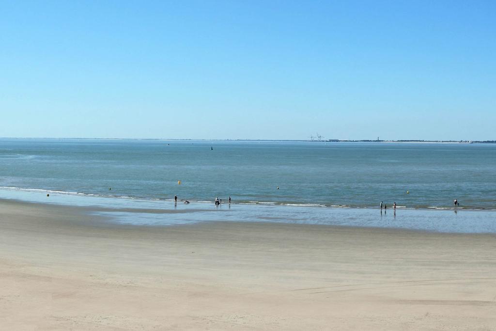 Logis Hotel Les Bleuets Royan Esterno foto