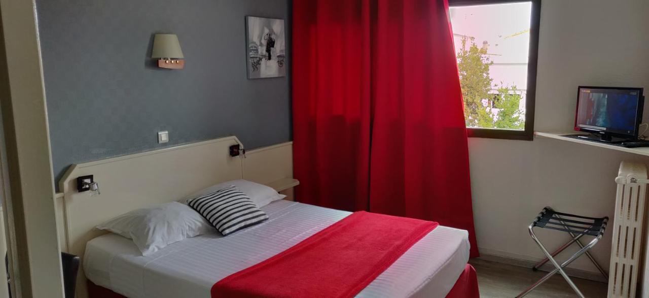 Logis Hotel Les Bleuets Royan Esterno foto