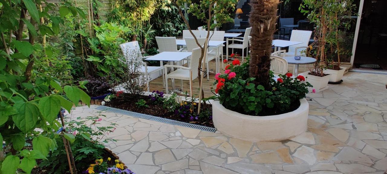 Logis Hotel Les Bleuets Royan Esterno foto